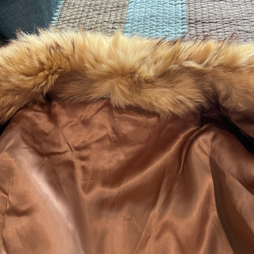 Luxurious Fur Coat with Double-Breasted Design - Picture 9 of 16